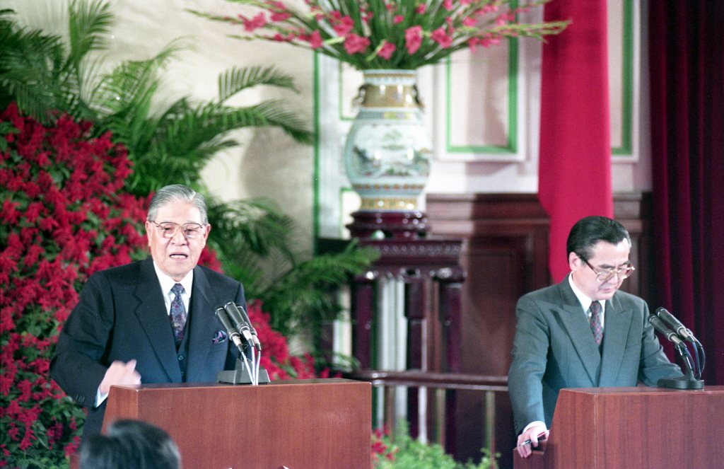1991年4月30日，李登輝在總統府召開中外記者會宣告，動員戡亂時期將於中華民國80年5月1日零時終止。 圖／聯合報系資料照