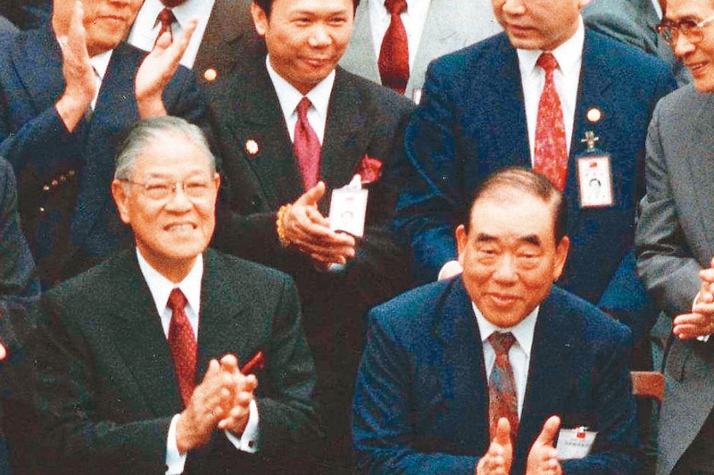 李登輝（左）任用郝柏村（右）擔任閣揆，這段時期，被稱為「李郝體制」。圖／聯合報資料照片