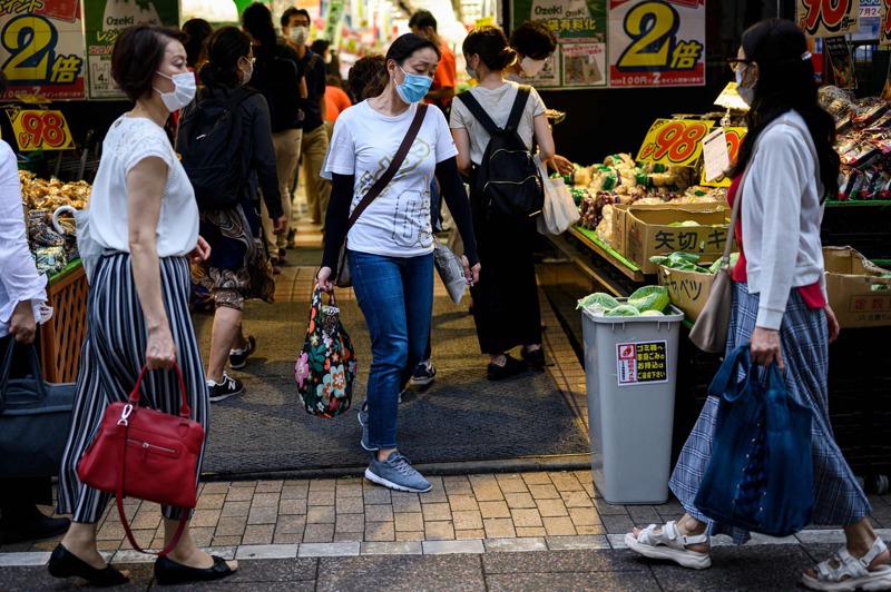 日本政府規定結帳塑膠袋要付費後，自備環保購物袋上街的民眾增加。法新社