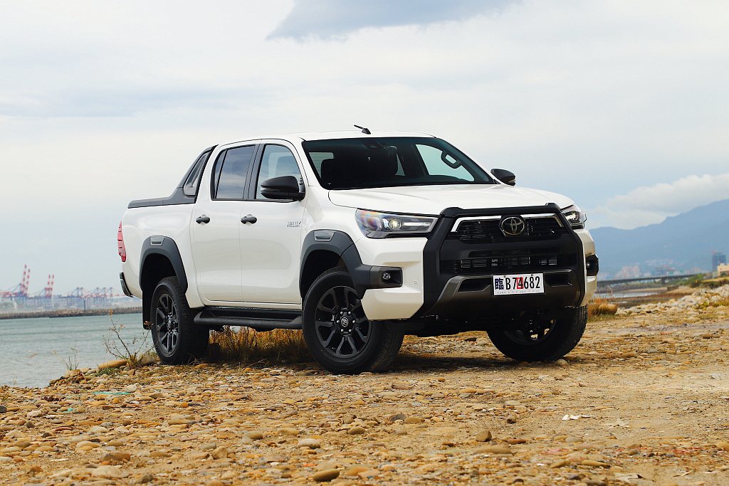 Toyota Hilux在台建議售價為145萬台幣，相比去年車型調漲9萬元。 記...
