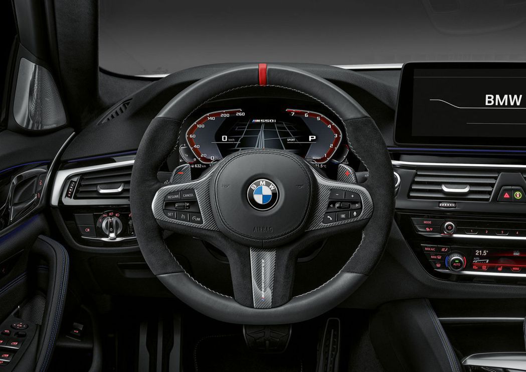 小改款BMW 5 Series搭上M Performance套件後的內裝。 摘自...