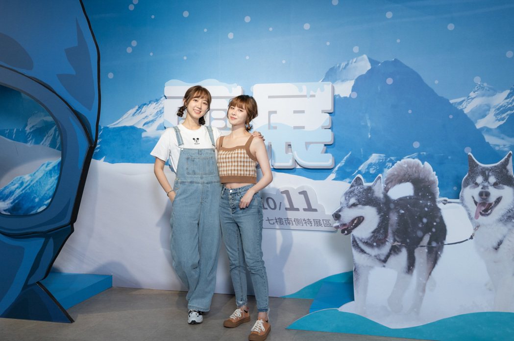 洪詩（左）、宇珊參觀「雪展」。圖／寬宏藝術提供