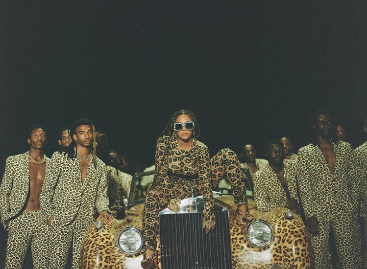 碧昂絲推出了最新的視覺專輯《Black Is King》，她在首波推出的單曲《ALREADY》MV中穿上VALENTINO訂製的豹紋套裝，霸氣時尚。圖／摘自IG