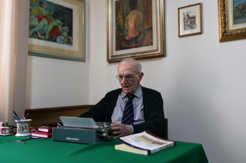 96歲的帕特諾去年11月4日在義國巴勒摩市的自家中，利用打字機準備一場考試。路透