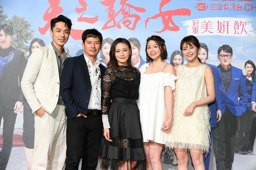 楊皓崴(左起)、王耿豪、梁家榕、曾智希、林萱瑜出席「天之驕女」首映。圖／三立提供