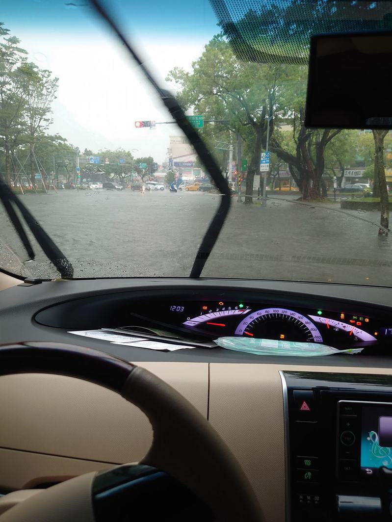前方車輛通過淹水路段，網友也跟著往前開卻發生悲劇。
圖擷自facebook