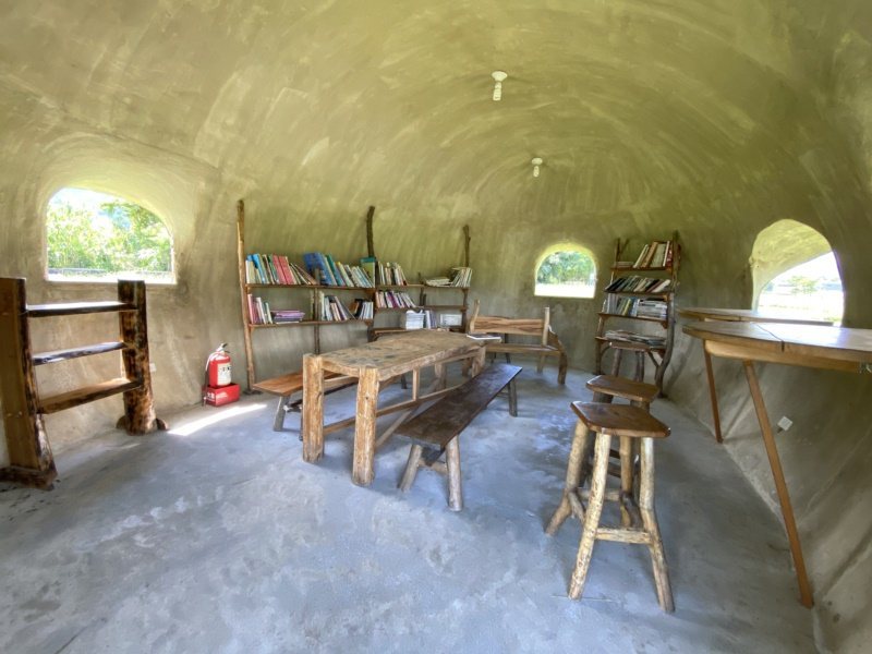 大農大富平地森林園區裡有二手書區「蟻窩」，可供人短暫休息。 圖／王思慧 攝影