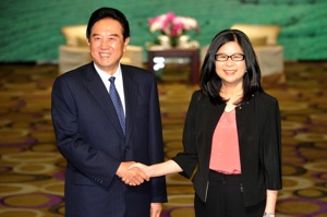 大陸海協會長陳雲林（左）2012年8月與陸委會主委賴幸媛（右）在台北君悅飯店會面，並進行會談。 圖／聯合報系資料照片