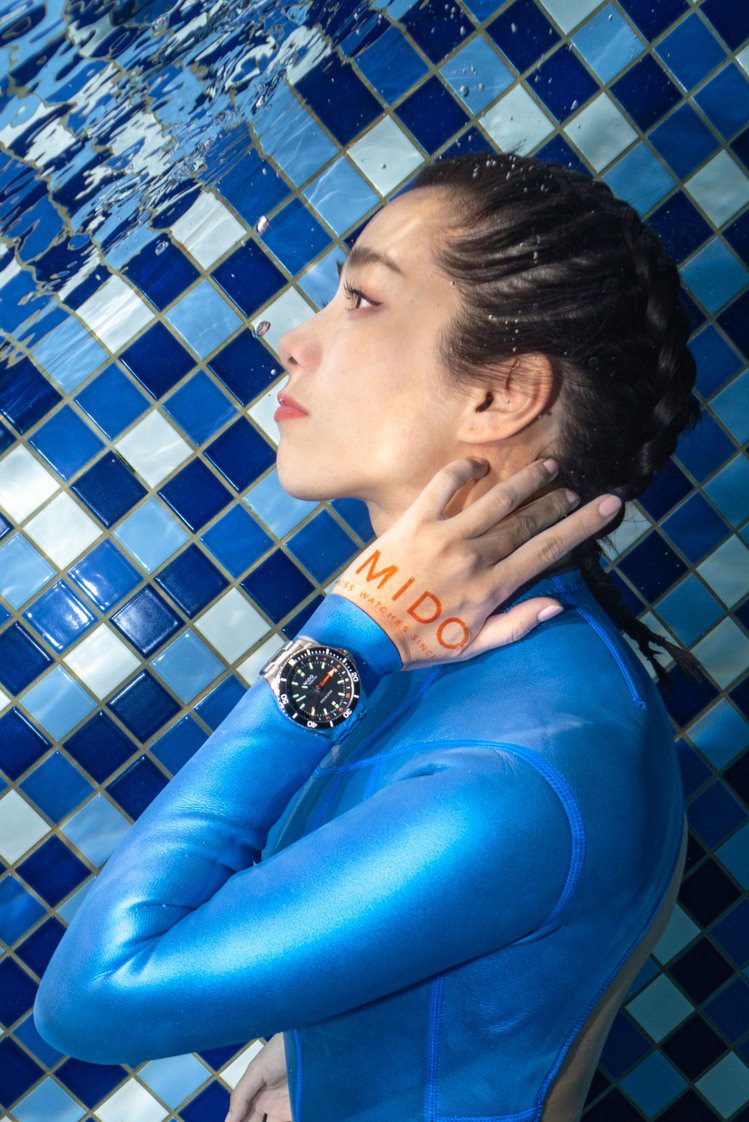 温貞菱在泳池中實際配戴了MIDO Ocean Star兩地時間腕表，並由水下攝影...
