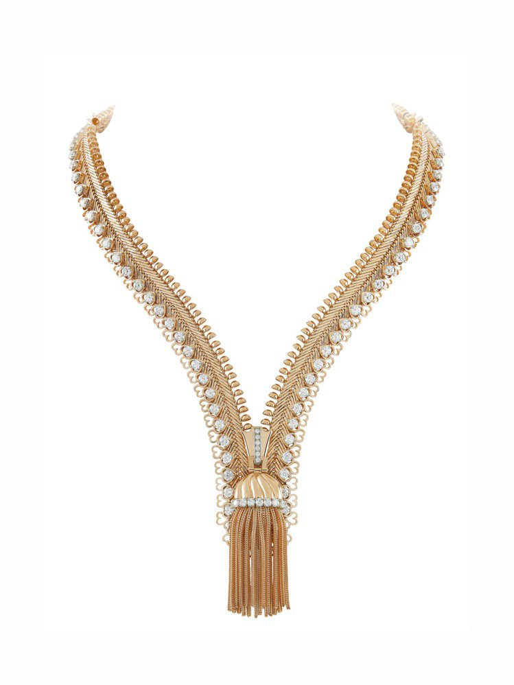 梵克雅寶最著名的ZIP項鍊誕生於1951年，作品Zip Antique項鍊可以拉起拉鍊變成轉換為手鍊。圖／梵克雅寶提供