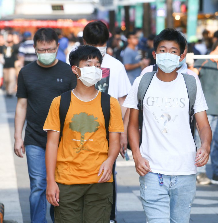 專家警告，台灣社區仍可能潛藏新冠病毒的無症狀感染者。圖中人物非任何新聞當事者。圖...