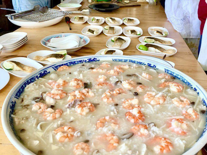在邱家庭院吃午餐，老闆娘做的「打氣粥」，鋪滿紅豔豔的白蝦。圖／蔡珠兒提供