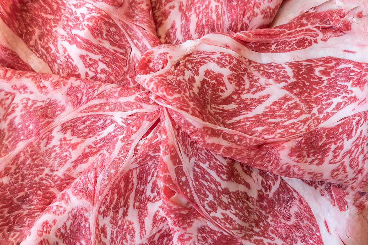 以牛肉來說，飽和脂肪酸越多，肉質就會越硬、越有嚼勁。神戶牛以極嫩的口感聞名，因為其肉質中充滿較為健康、且會融化於舌尖的不飽和脂肪酸，尤以油酸為多，而這也是神戶牛獨特風味的成因。