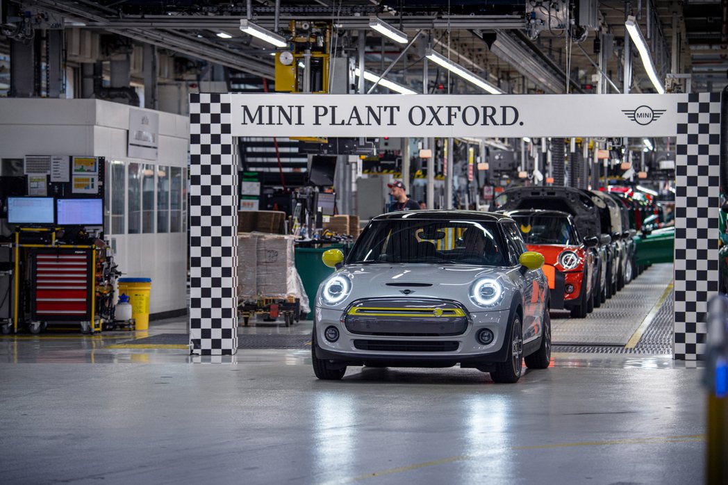 MINI Cooper SE在英國牛津廠的生產量突破11,000輛，創下該廠的新里程碑。 摘自MINI