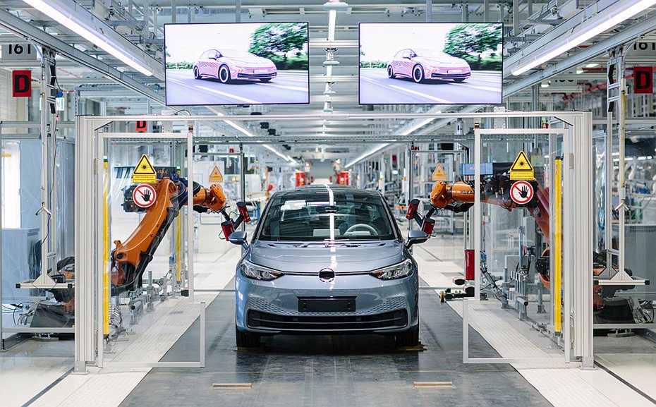 福斯推動系統變革，持續積極擴展各廠區快速轉型成電動車工廠，繼茲威考廠區後，另一生產主力埃姆登廠區也已開始轉型，預計2022年生產第一批電動車。 圖／Volkswagen提供