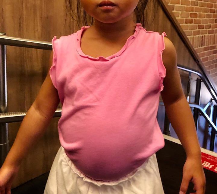 網友帶2歲女兒去吃到飽餐廳，沒想到妹妹圓滾滾的肚子，意外成為客人談論的焦點。結果圖擷自facebook