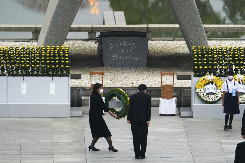 適逢廣島原爆75週年，今天上午在廣島市和平公園舉行的和平紀念儀式上，共有受難者代表、罹難者家屬代表、安倍晉三，及來自全球83個國家的代表參與。 美聯社