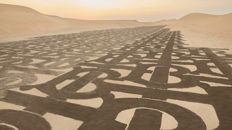 沙地TB花押字在杜拜的沙漠取景，由旅居當地的菲律賓藝術家Nathaniel A. Alapide完成