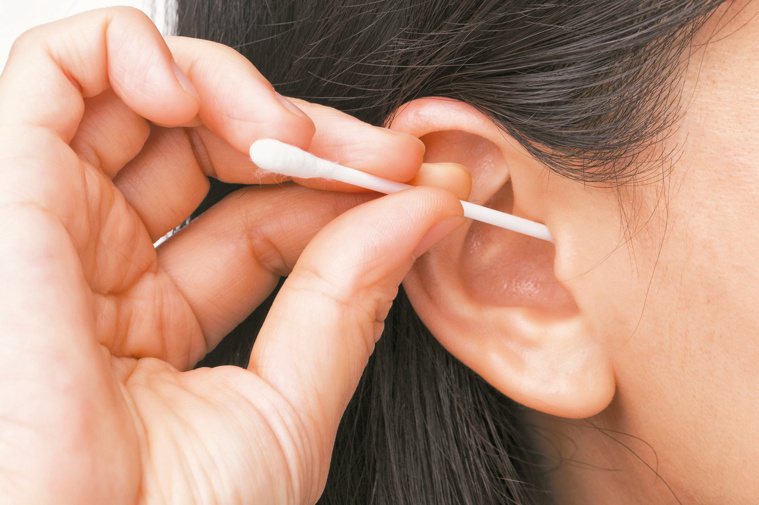 亂挖耳朵最怕耳膜受傷，一旦耳膜出現嚴重破洞，只能移植耳膜才能回復聽力。圖／123...
