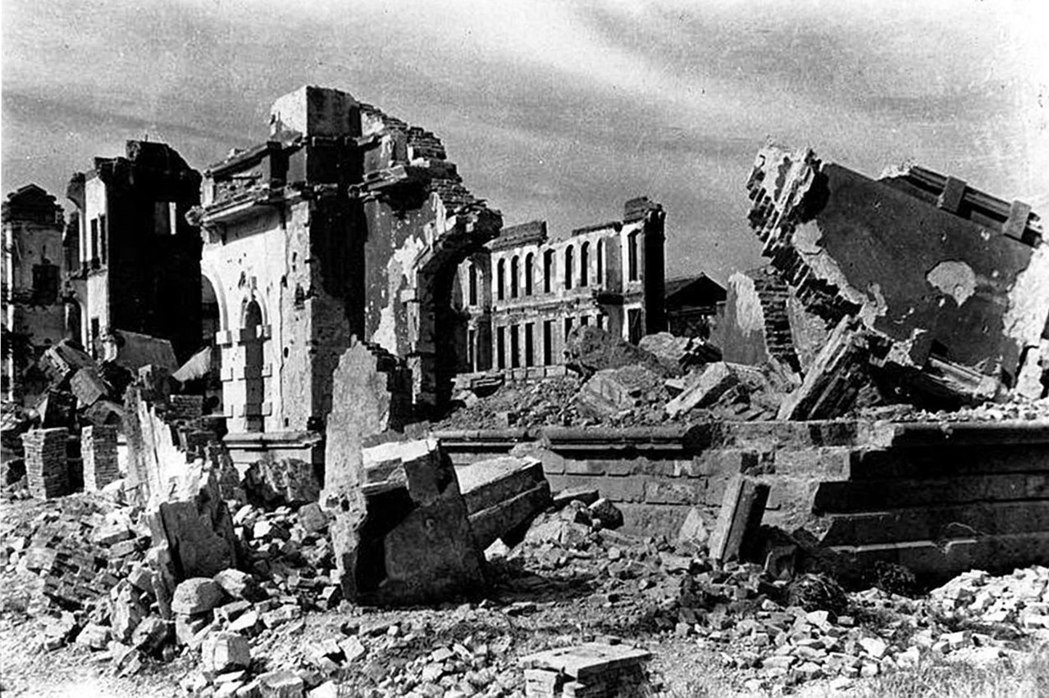 臺灣總督府圖書館建築物在轟炸後的殘跡。 圖／維基共享