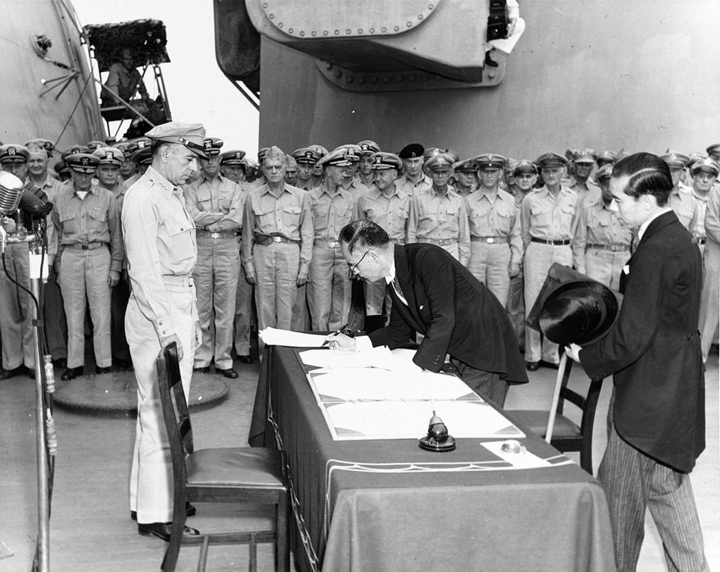 1945年9月2日，日本外務大臣重光葵代表日本政府，在美國軍艦「密蘇里號」上簽署《降伏文書》。 圖／維基共享