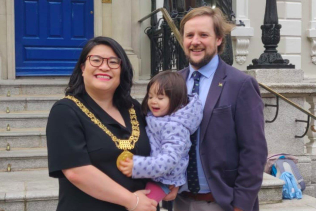 愛爾蘭首都都柏林首位華裔女市長黑茲爾（左一）和她的伴侶（右一）及小孩。圖／取自臉書