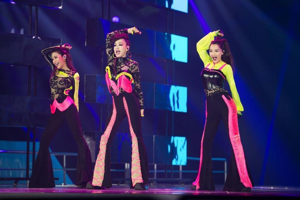 Cindy袁詠琳(左起)、鍾麗緹及阿朵在「乘風破浪的姐姐」上勁歌熱舞演出。圖／芒...