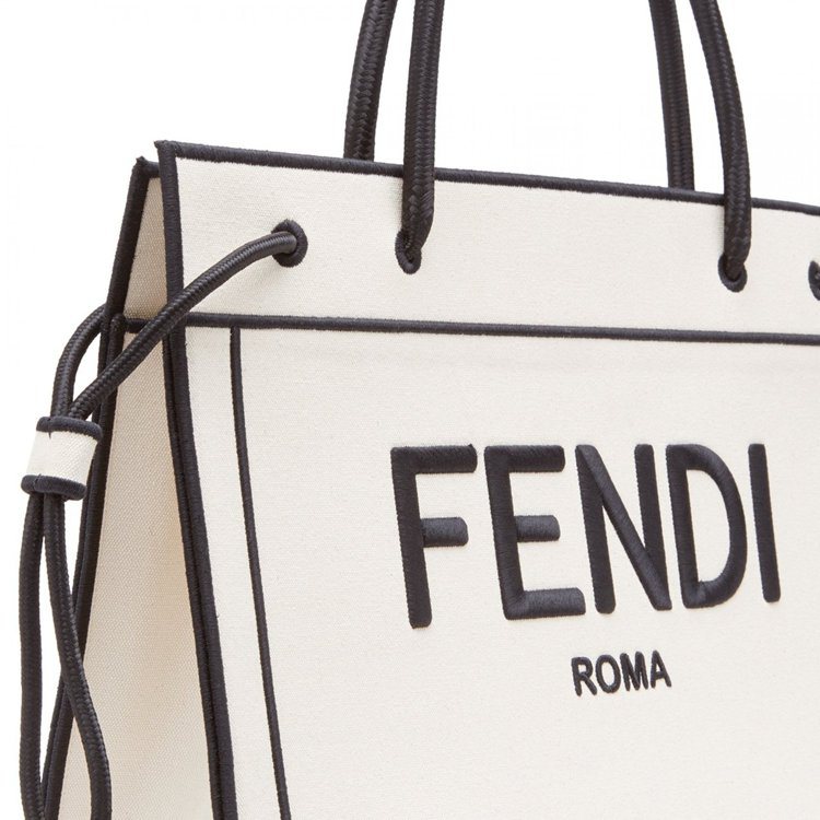 FENDI Roma Shopper側邊的束帶可調整包身空間。圖／FENDI提供