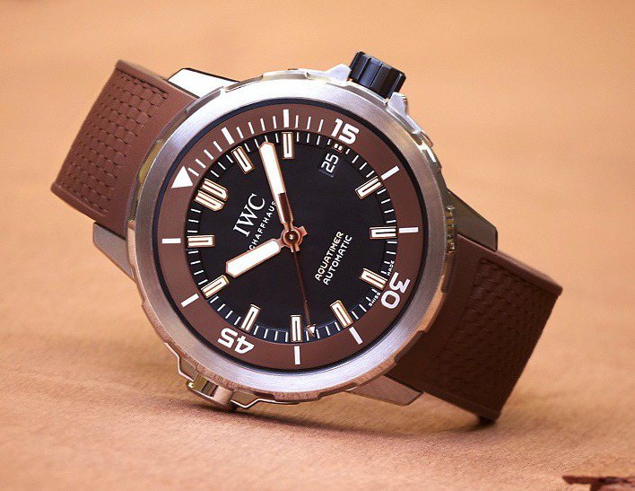 將Boesch Motorboat桃花心木色運用於表款設計的IWC Aquatimer Automatic腕表。翻攝自Timezone。