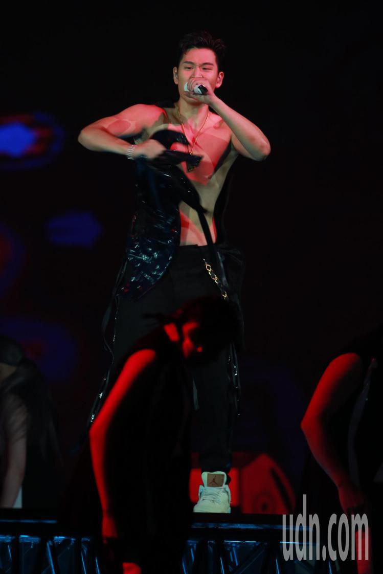 歌手周興哲晚間在台北小巨蛋舉辦演唱會，第三首歌曲唱到一半他突然脫掉上衣，展現數月來苦練許久的一身肌肉。記者許正宏／攝影