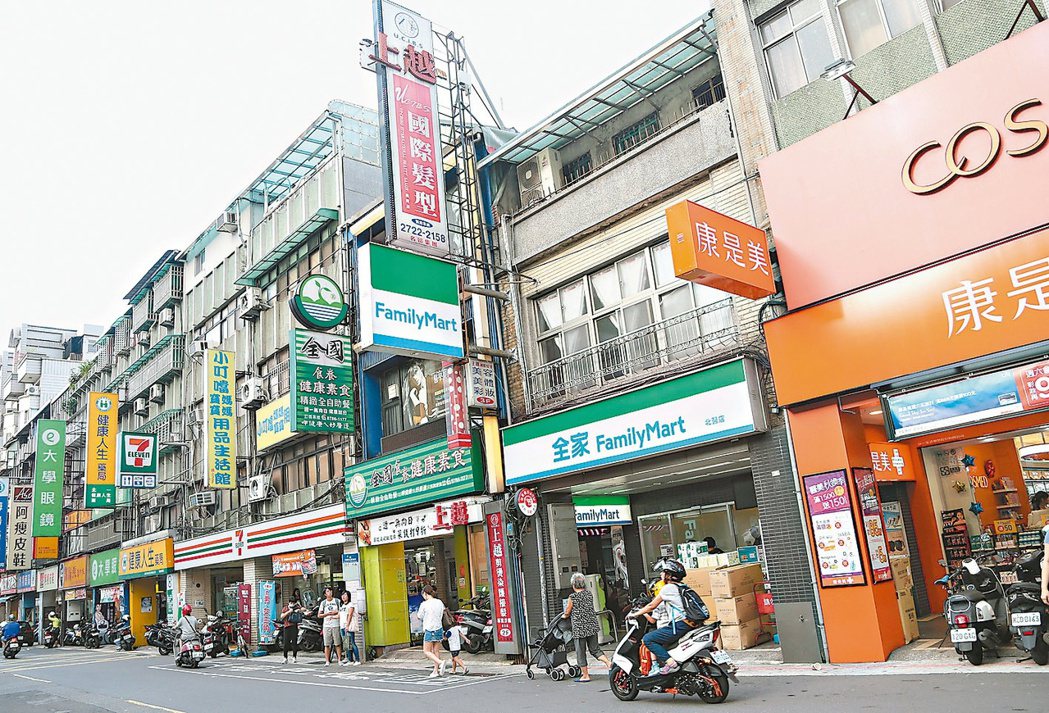 位在台北信義計畫區旁的吳興街公寓，與區內均價相差大，價格相對親民，且生活機能佳。...