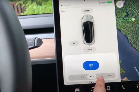 開Tesla Model 3時滑螢幕調雨刷是駕駛違規行為？德國法官：重點是駕駛分心