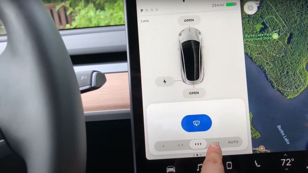 Model 3的雨刷速度調節必須在螢幕上操作。 截自Youtube：Lexi Heft影片