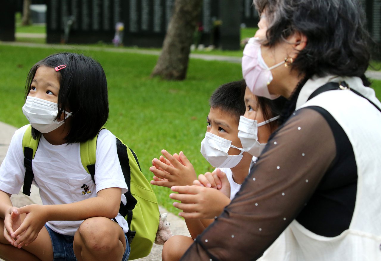 日本沖繩縣疫情持續拉警報，昨天新增兩例死亡病例都非重症，負責治療的醫師說，2019冠狀病毒疾病（COVID-19）可怕之處，在於容易造成患者「病情驟變」，籲民眾確實防疫。