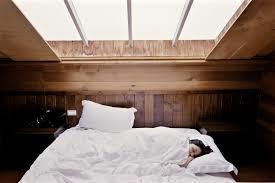 近期一項研究顯示，睡眠能幫助大腦保留舊有記憶，讓人類不會因為學習新事物而忘記原本擁有的技能。(photo by PxHere, CC0 public domain)