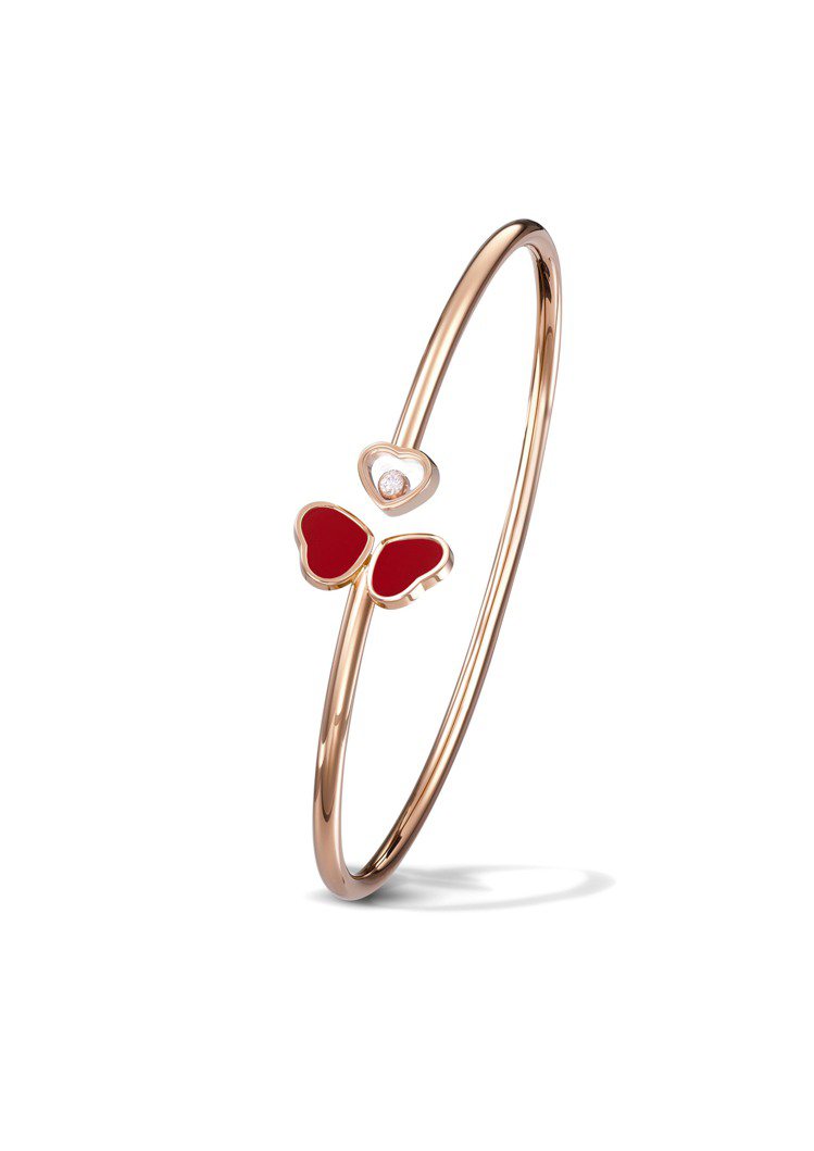 蕭邦Happy Hearts Wings系列手環，獲公平採礦認證18K玫瑰金鑲嵌兩顆紅色心型墜飾和單顆滑動鑽石，10萬1,000元。圖／蕭邦提供
