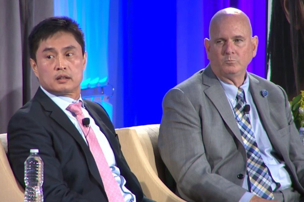 孟宇（左）在2019年與加州教師退休基金（CalSTRS）投資長Ailman（右）參與論壇。 圖／截取自CalPERS