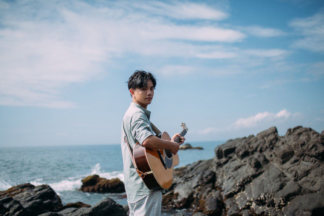 楊肅浩推出首張創作專輯「噶瑪蘭的風吹」。圖／典選音樂提供