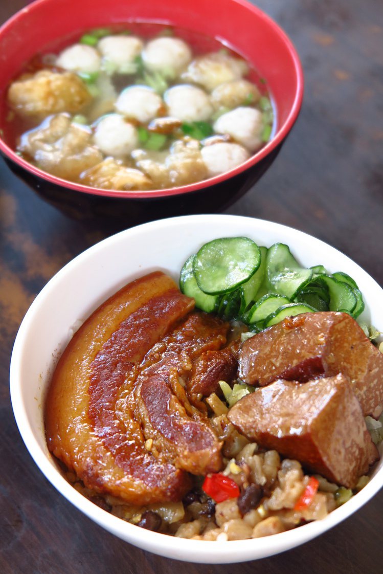 台北萬華的「一甲子餐飲」 以焢肉飯聞名，今年成功入榜。圖／讀者王大偉提供