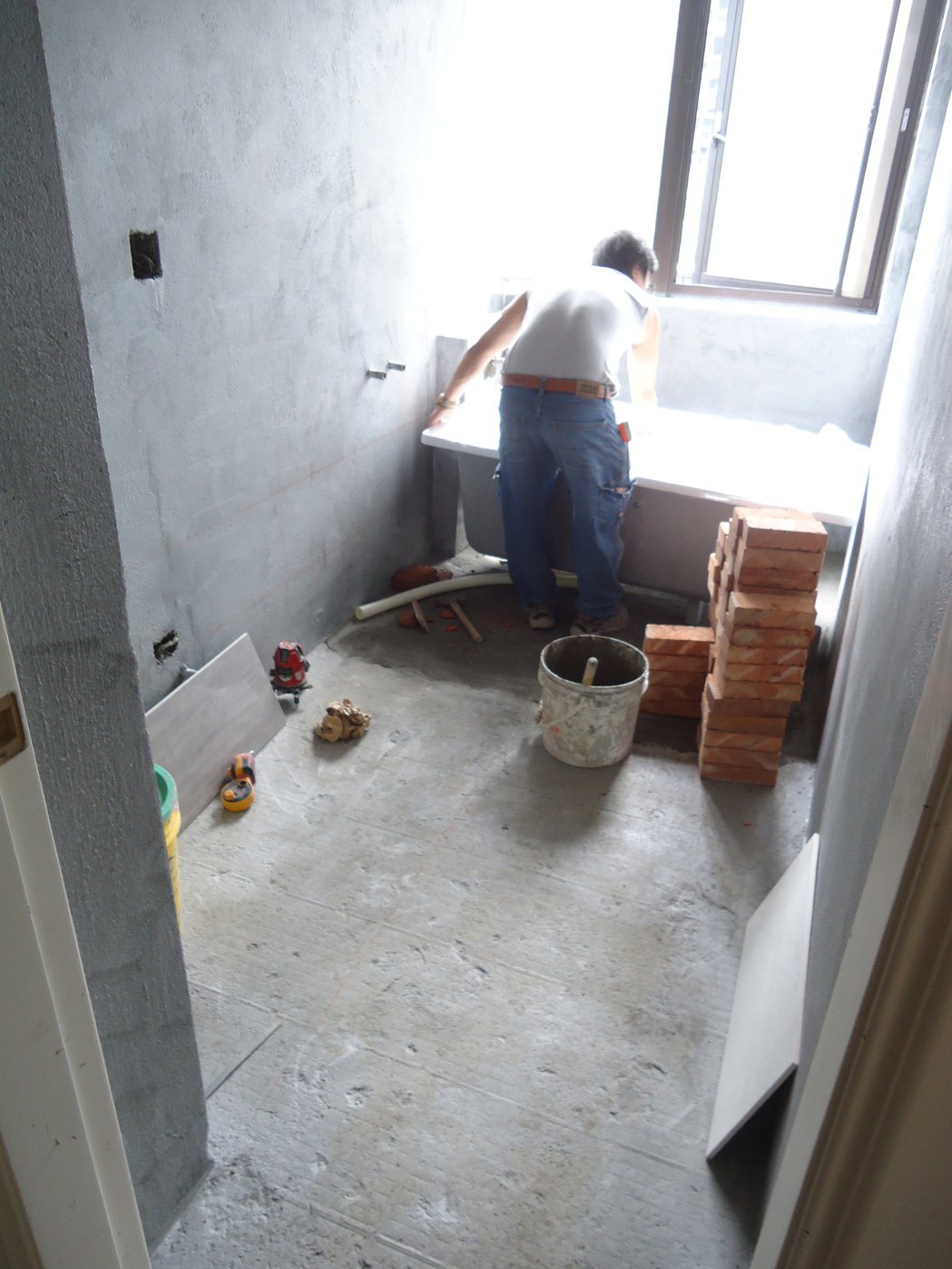 裝設浴缸時於地面砌磚，將浴缸放在磚上，再以水泥沙漿固定。不僅有效穩固浴缸，也能墊...