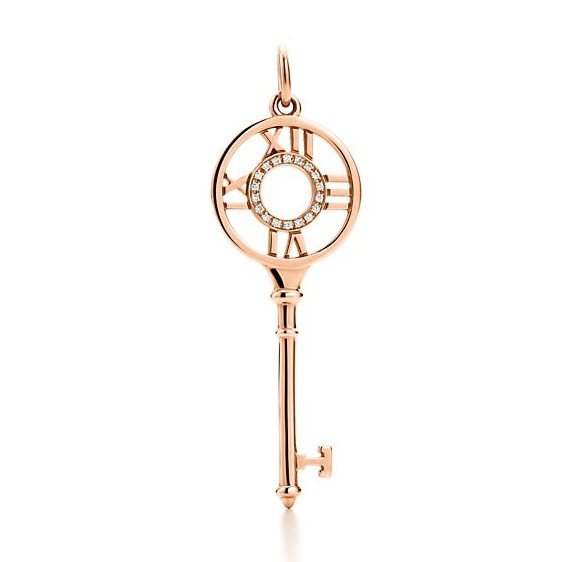 Tiffany Keys Atlas 18K 玫瑰金鑲鑽鑰匙鍊墜，價格店洽。圖／ TIFFANY提供
