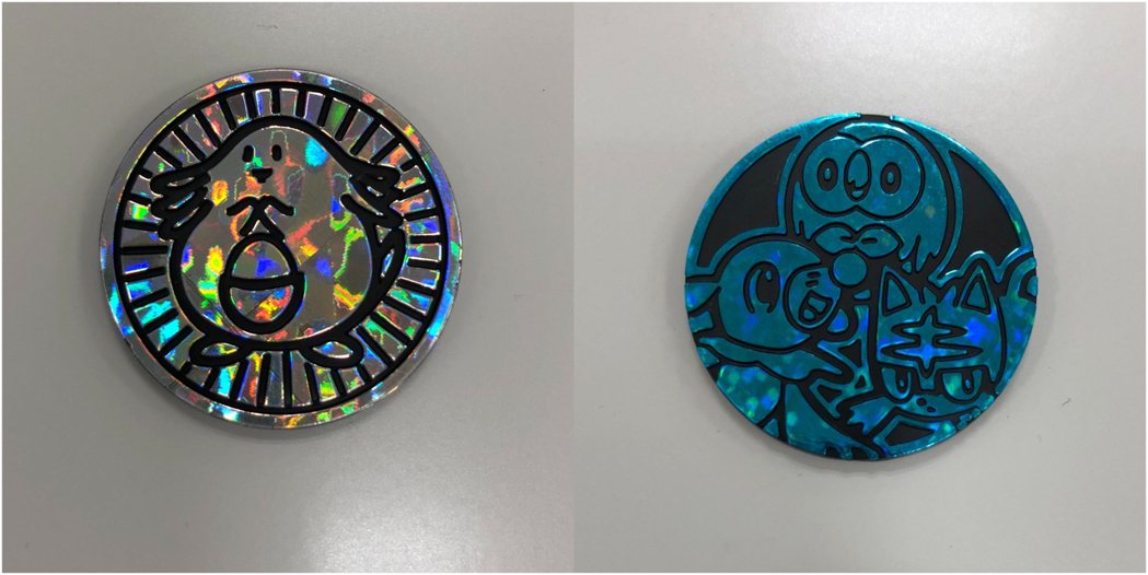 左為花崗師傅為寶可夢公司第一次打造的硬幣，右邊為阿羅拉地區的御三家硬幣。
