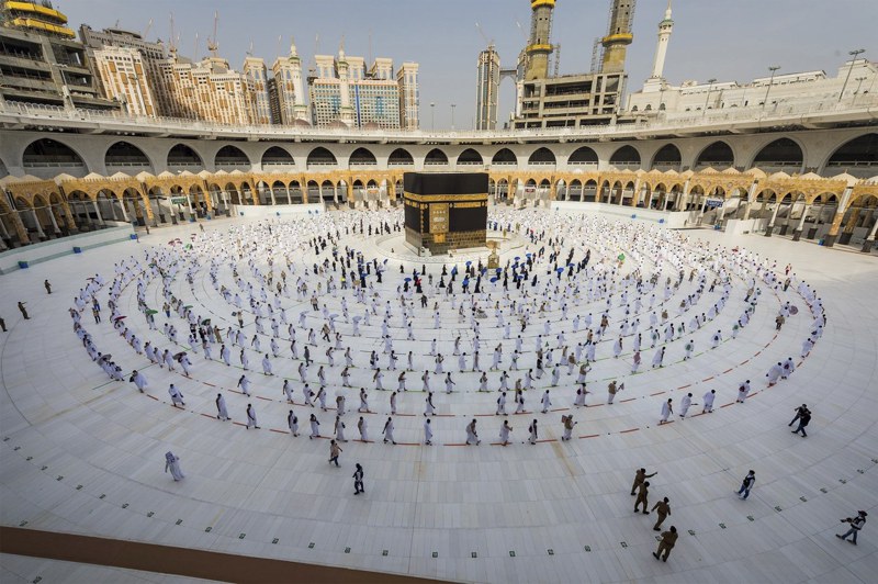 今年沙烏地阿拉伯麥加市的大清真寺，信徒圍繞著卡巴天房祈禱。美聯社