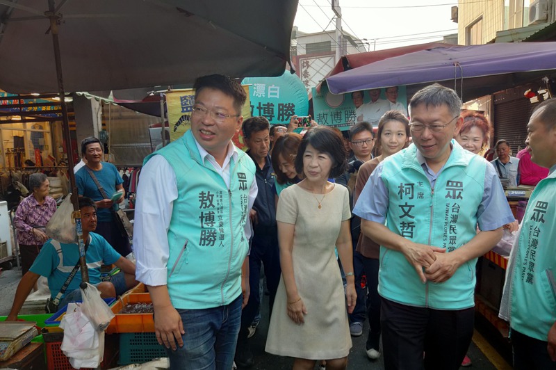 敖博勝（左一）是25年資深國民黨員，去年因批評韓國瑜被開除黨籍，他轉而代表民眾黨出征立委選戰，當時黨主席柯文哲（右一）與妻子陳佩琪（左二）陪同掃街拜票。圖／聯合報系資料照片