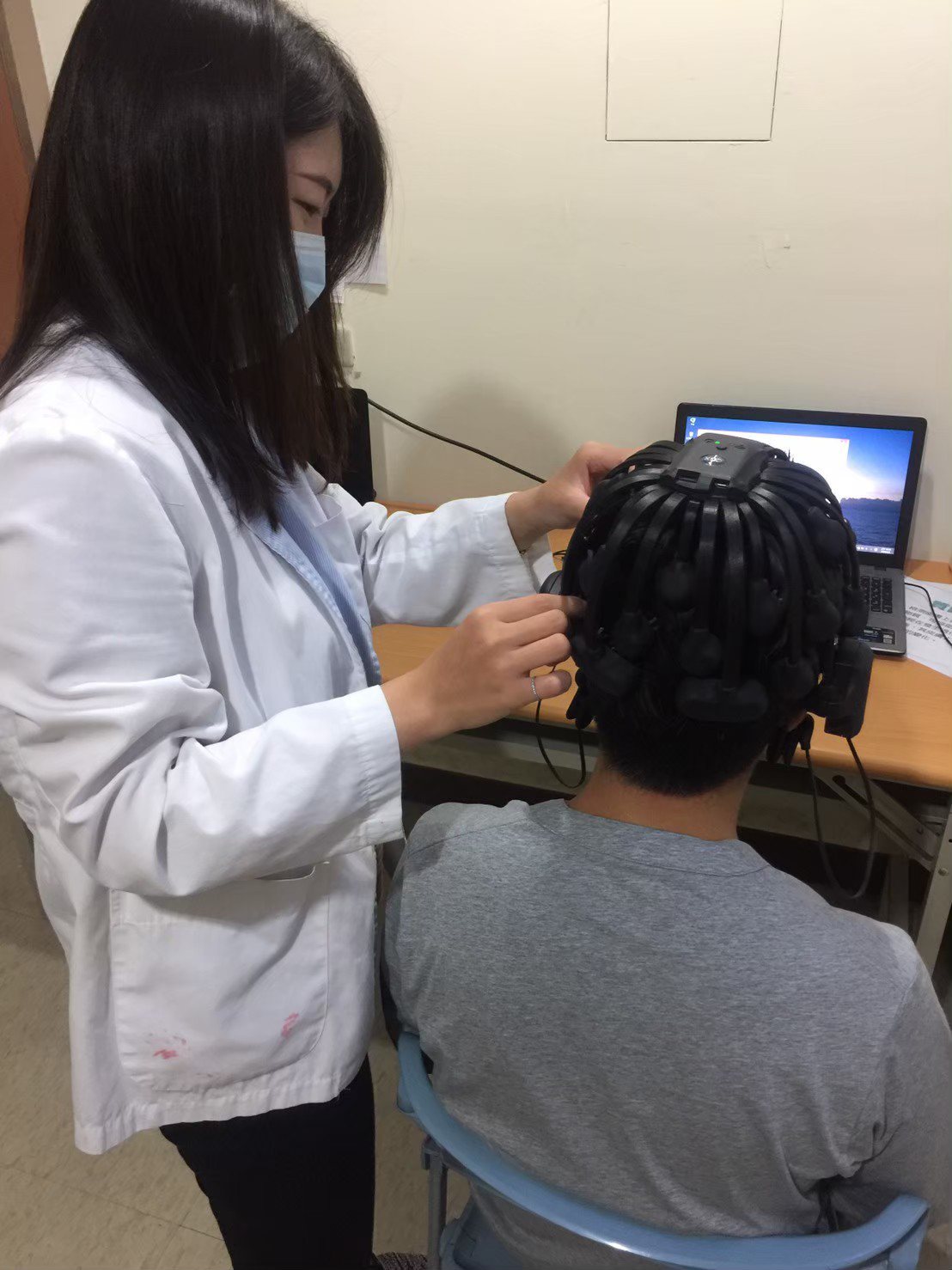 患者戴上多頻道腦波帽，檢查腦內神經細胞活動時產生的電氣，可評估阿茲海默症。圖／大同醫院提供
