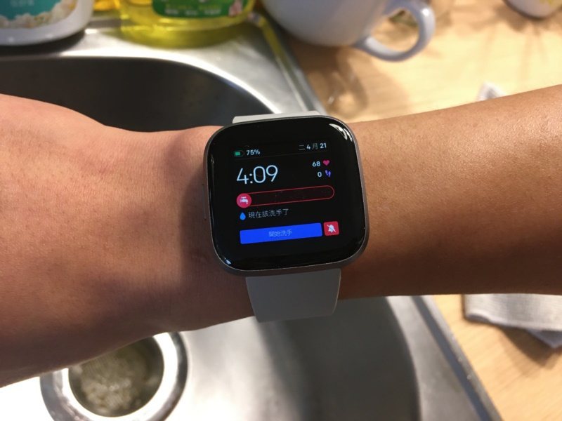 在Fitbit「Clean Cues」表面按下開始洗手後，會開起20秒的計時器，...