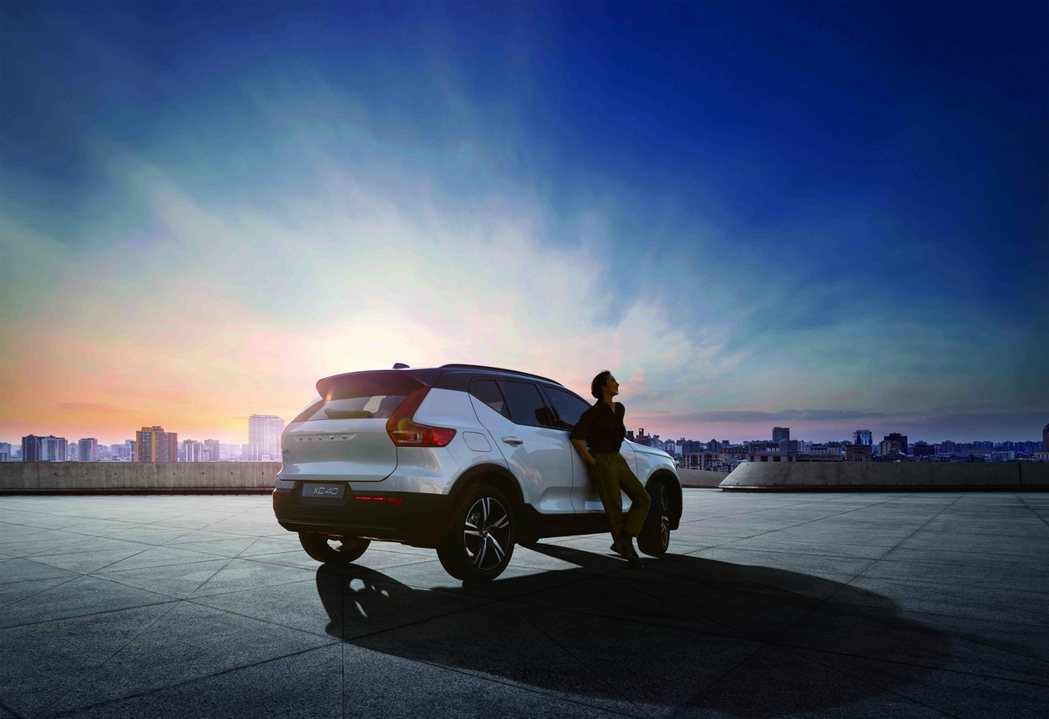 國際富豪汽車正式宣布全新年式 XC40 T3 在台上市，搭載全新 Drive-E 三汽缸缸內直噴渦輪引擎，以 1.5 升輕排量帶來同級最強性能，並邀請金馬與亞太雙料影后桂綸鎂擔任代言人。 圖／Volvo提供