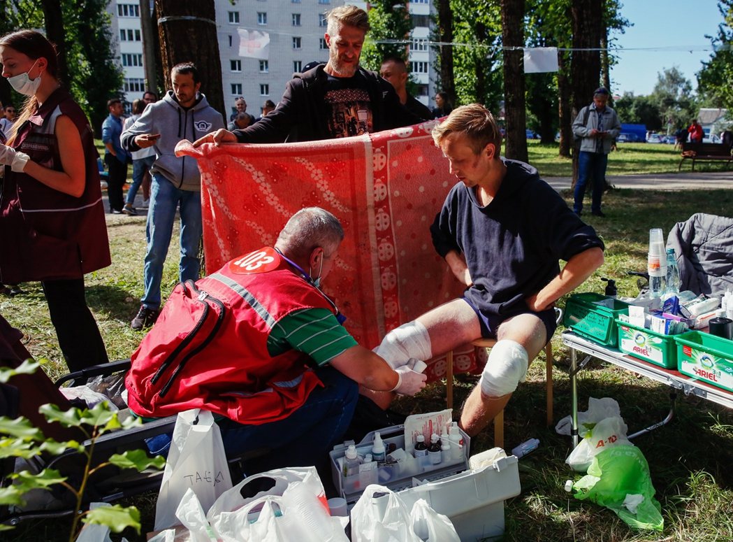 被釋放的白俄羅斯示威被捕者，由醫護志願人員協助處理治療。 圖／歐新社