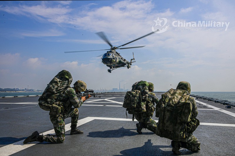 中共陸軍73集團軍的俄製Mi-17直升機，在沂蒙山號登陸艦的甲板上空盤旋。圖／取自中國軍網