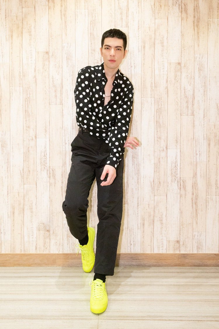 蕭敬騰穿sandro Homme黑色大白圓點襯衫7,190元，搭襯亮眼的VALENTINO黃色球鞋。圖／sandro提供